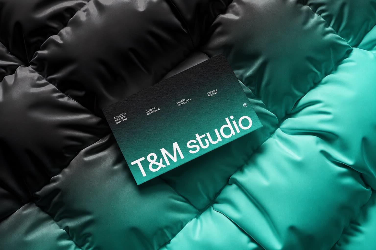 Biglietto da visita T&M studio, sfumatura dal nero al verde acqua, su tessuto trapuntato