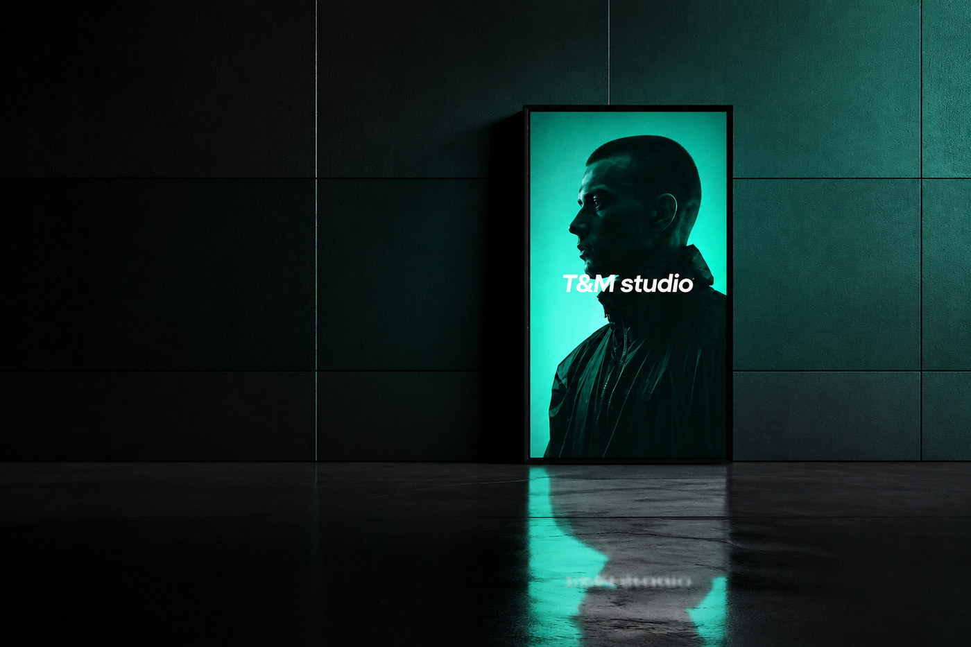 Totem luminoso T&M Studio in uno spazio buio, con un ritratto di profilo su fondo verde acqua